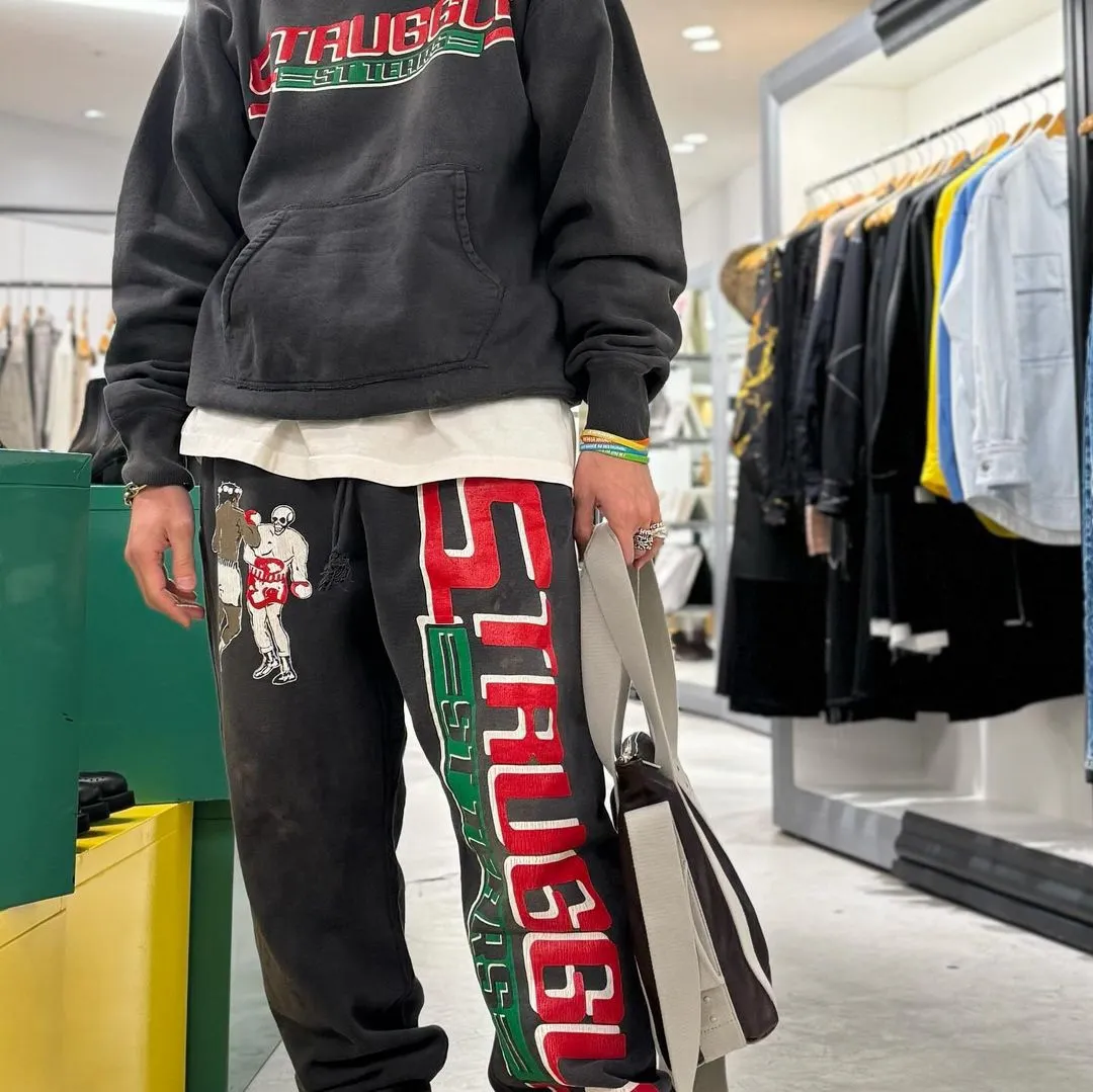 SAINT Mxxxxxx x DENIM TEARS STRUGGLE SWTPNTS/BLK DT co-branded boxing retro distressed sweatpants, washed black S-XL Assute dyeing, whole piece sprayed with horse fade, authentic grade crack printing, mold customization co-branded main mark/washed mark, factory four-needle six-thread workmanship, no bone seams, more comfortable to wear